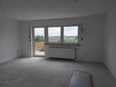 Wohnzimmer mit Ausgang auf die Terrasse und in den Garten - Moderne, helle Dreizimmerwohnung mit Terrasse und Garten
