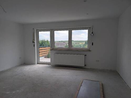 Wohnzimmer mit Ausgang auf die Terrasse und in den Garten - Moderne, helle Dreizimmerwohnung mit Terrasse und Garten