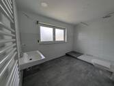 Tageslichtbad mit großer Glaswand-Dusche, Waschbecken und WC - Etagenwohnung mit 90,00 m&sup2; in Marktbreit zur Miete