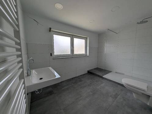 Tageslichtbad mit großer Glaswand-Dusche, Waschbecken und WC - Etagenwohnung mit 90,00 m&sup2; in Marktbreit zur Miete