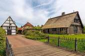Grdstk.zugang via Holzbrücke - Naturnahes Fachwerkhaus auf liebevollem Grundstück mit Spieker, Carport u. Pergola