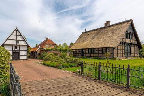 Grdstk.zugang via Holzbrücke - Naturnahes Fachwerkhaus auf liebevollem Grundstück mit Spieker, Carport u. Pergola
