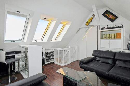 Wohnzimmer - 4 Zimmer Einfamilienhaus in Berlin