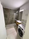 Bad mit großer Dusche und Waschmaschine - 