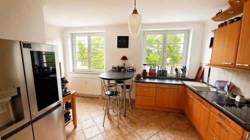 Küche mit Blick zum Fenster - 