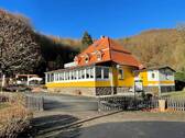 Blick vom Parkplatz - Einfamilienhaus zum Kaufen in Waldeck