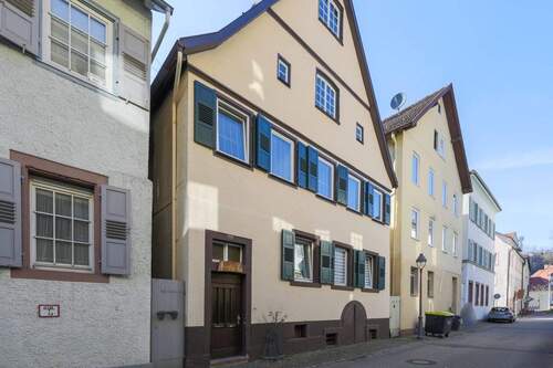 Straßenansicht - 7 Zimmer Mehrfamilienhaus, Wohnhaus zum Kaufen in Neuenbürg