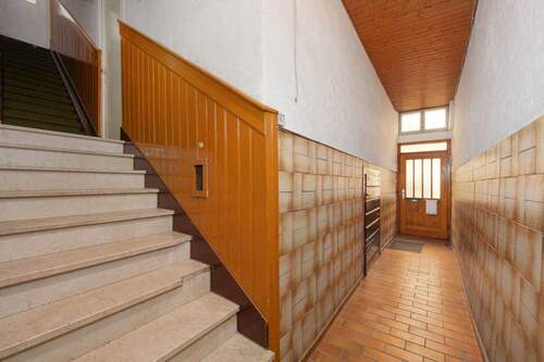Eingang und Treppenhaus - Mehrfamilienhaus, Wohnhaus mit 166,00 m&sup2; in Neuenbürg zum Kaufen
