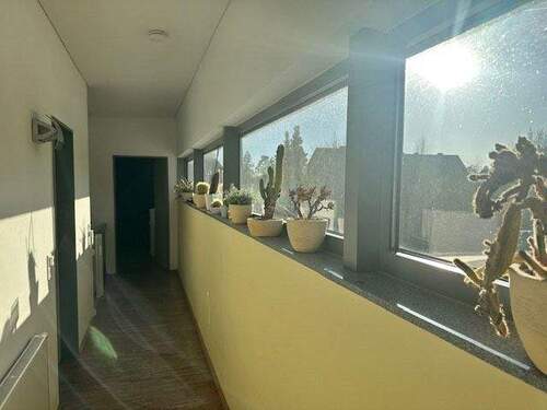 Flur-im-DG-mit-Lichtband - 