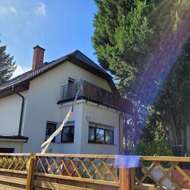 hintere Hausansicht mit Balkon - 