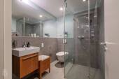 Badezimmer mit Walk-In Shower - 