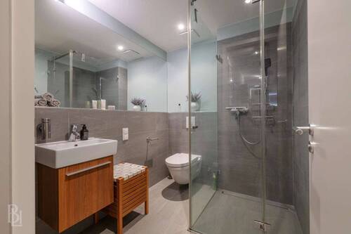 Badezimmer mit Walk-In Shower - 