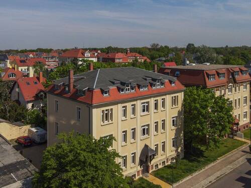 Seitenansicht Haus - Exklusive 4-Zimmer-Altbauwohnung im Denkmal mit Balkon - großzügiges Wohnen in Markkleeberg