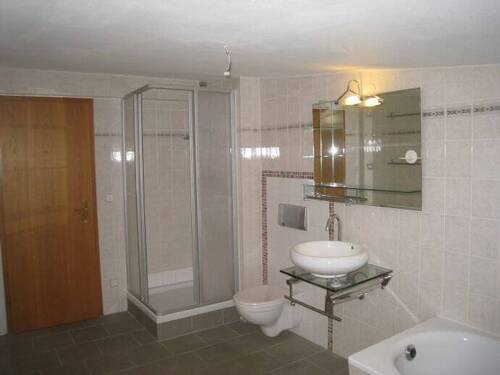 Bad mit Dusche und Wanne - 