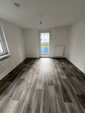 Wohnzimmer - In Renovierung für Sie! Tolle 2-Zimmer Wohnung ab 01.06.2026