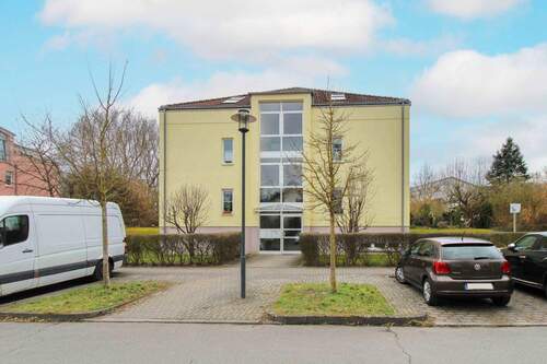 Außenansicht mit Parkplatz - 