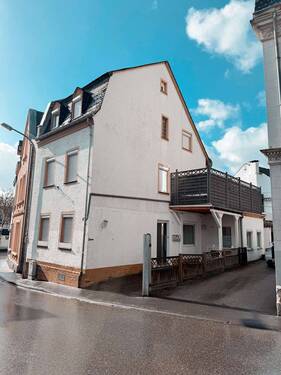Seitenansicht - Vielseitiges Wohnhaus mit 7 Zimmern und Einliegerwohnung