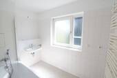 Helles Tageslichtbadezimmer mit viel Komfort - 