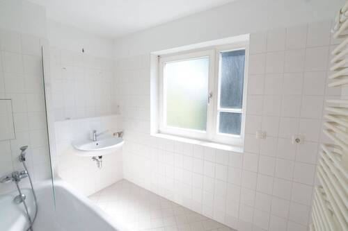 Helles Tageslichtbadezimmer mit viel Komfort - 