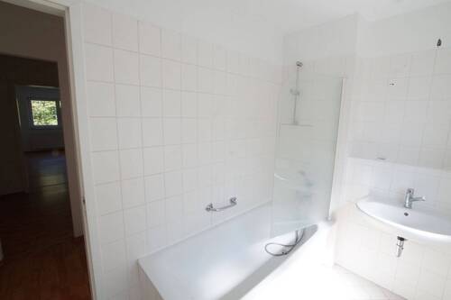 Helles Tageslichtbadezimmer mit viel Komfort - 