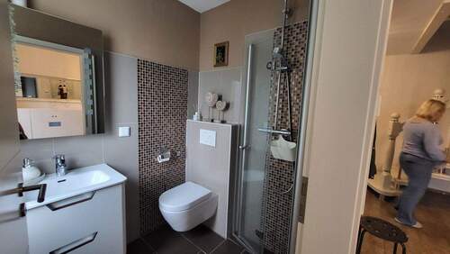 G-WC mit Dusche im EG - 