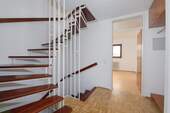 Treppenhaus und Garderobe EG - 