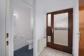 Eingangsbereich und separates WC EG - 