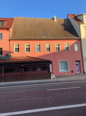 Vorderansicht - 2 nebeneinanderstehende MFH mit Gewerbeanteil im Zentrum von Eilenburg