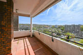 Balkon - Urban wohnen mit Weitblick: Drei-Zimmer-Wohnung mit Loggia, Balkon und Schwimmbad in Düsseldorf