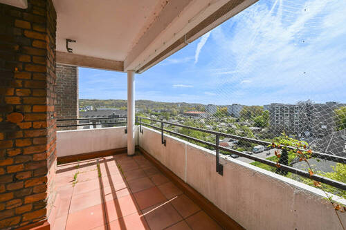 Balkon - Urban wohnen mit Weitblick: Drei-Zimmer-Wohnung mit Loggia, Balkon und Schwimmbad in Düsseldorf