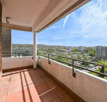 Urban wohnen mit Weitblick: Drei-Zimmer-Wohnung mit Loggia, Balkon und Schwimmbad in Düsseldorf