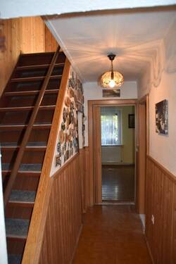 Flur mit Treppe zum DG - 