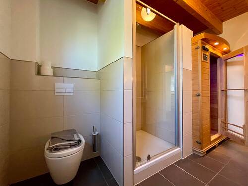 1. Bad mit Sauna u. Wanne - 