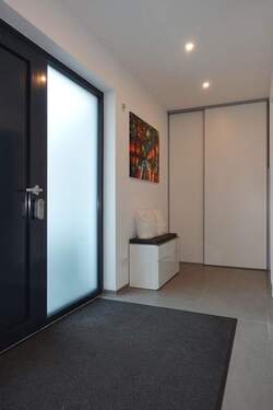 Eingangsbereich mit Garderobe - 6 Zimmer Doppelhaushälfte zum Kaufen in Ravensburg