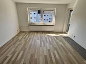 Wohnzimmer mit Zugang zur Loggia - 