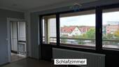 Schlafzimmer mit Blick auf Wohnzimmer und Balkon - Etagenwohnung mit 56,60 m&sup2; in Ginsheim-Gustavsburg zum Kaufen