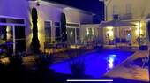 Terrasse und Pool am Abend - 