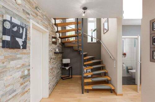 Flur und Aufgang zum OG - Mehrfamilienhaus, Wohnhaus in Steinmauern zum Kaufen