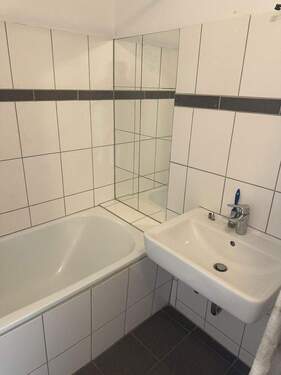 Bad mit Wanne - 2 Zimmer Etagenwohnung in Krefeld