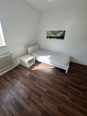 Schlafzimmer mit Bett - 