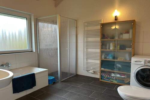 Badezimmer I (Zugang vom Schlafzimmer I) - 