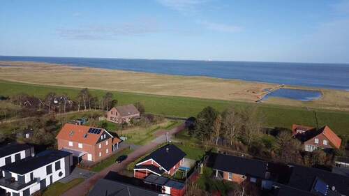 Drohnenaufnahme I
- Exklusives Ferienhaus in 1A-Lage - unverbauter Deichblick inklusive!