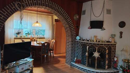 Wohnzimmer mit Kamin und Essecke - Mehrfamilienhaus, Wohnhaus mit 249,00 m&sup2; in Ilsede zum Kaufen