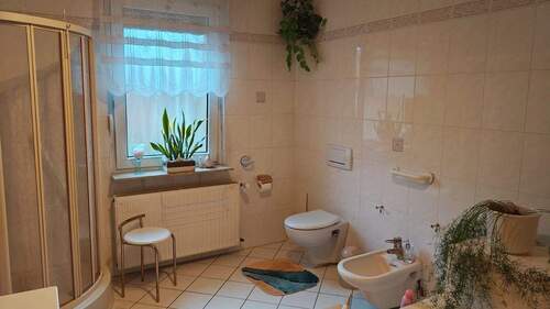 Hauptbad mit Wanne und Dusche - 