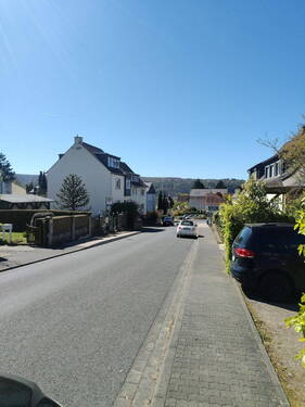 Bushaltestelle hinter dem Haus - 