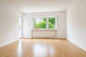Wohn- und Essbereich - Staging - Top!! Renovierte Erdgeschosswohnung - 2 Zimmer, Balkon und Einzelgarage