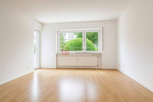 Wohn- und Essbereich - Staging - Top!! Renovierte Erdgeschosswohnung - 2 Zimmer, Balkon und Einzelgarage