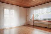 Wohnzimmer mit Ausgang zur Terrasse und zum Balkon - 