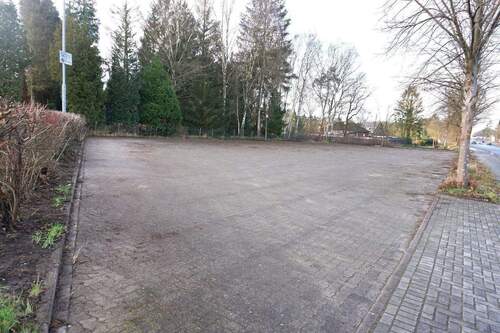 Parkplatz von dem Mehrfamilienhaus - 