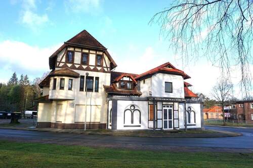 Straßenansicht vom Haus - 1 Zimmer Mehrfamilienhaus, Wohnhaus in Munster